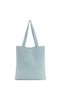 Borsa tote in camoscio azzurro chiaro con due manici per la spalla e chiusura a scatto. Texture liscia, design minimalista, senza motivi o accenti aggiuntivi.