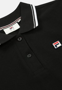 Czarny polo z teksturowanej tkaniny z białym prążkowanym kołnierzykiem, posiadający zapięcie na dwa guziki i małe haftowane logo.