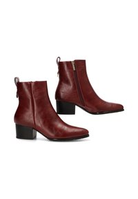 Botines de piel burdeos con punta afilada, tacón cuadrado y cremallera lateral. Textura suave con mínimo metalizado y diseño aerodinámico.