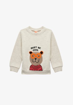Lichtgrijze babytrui met lange mouwen, met een beer die oranje brillen en een rode trui draagt, met de tekst "JUST BE COOL" erboven.