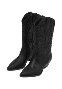 Bottes de cowboy en cuir noir avec des pointes effilées, motif floral embossé sur la tige, et petit talon empilé. Texture lisse avec des détails de couture visibles.