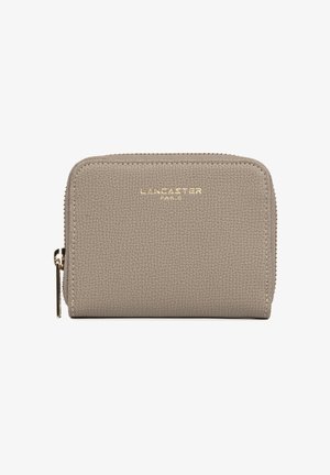 Portefeuille compact texturé taupe avec fermeture éclair dorée et logo "Lancaster Paris" embossé au centre devant.