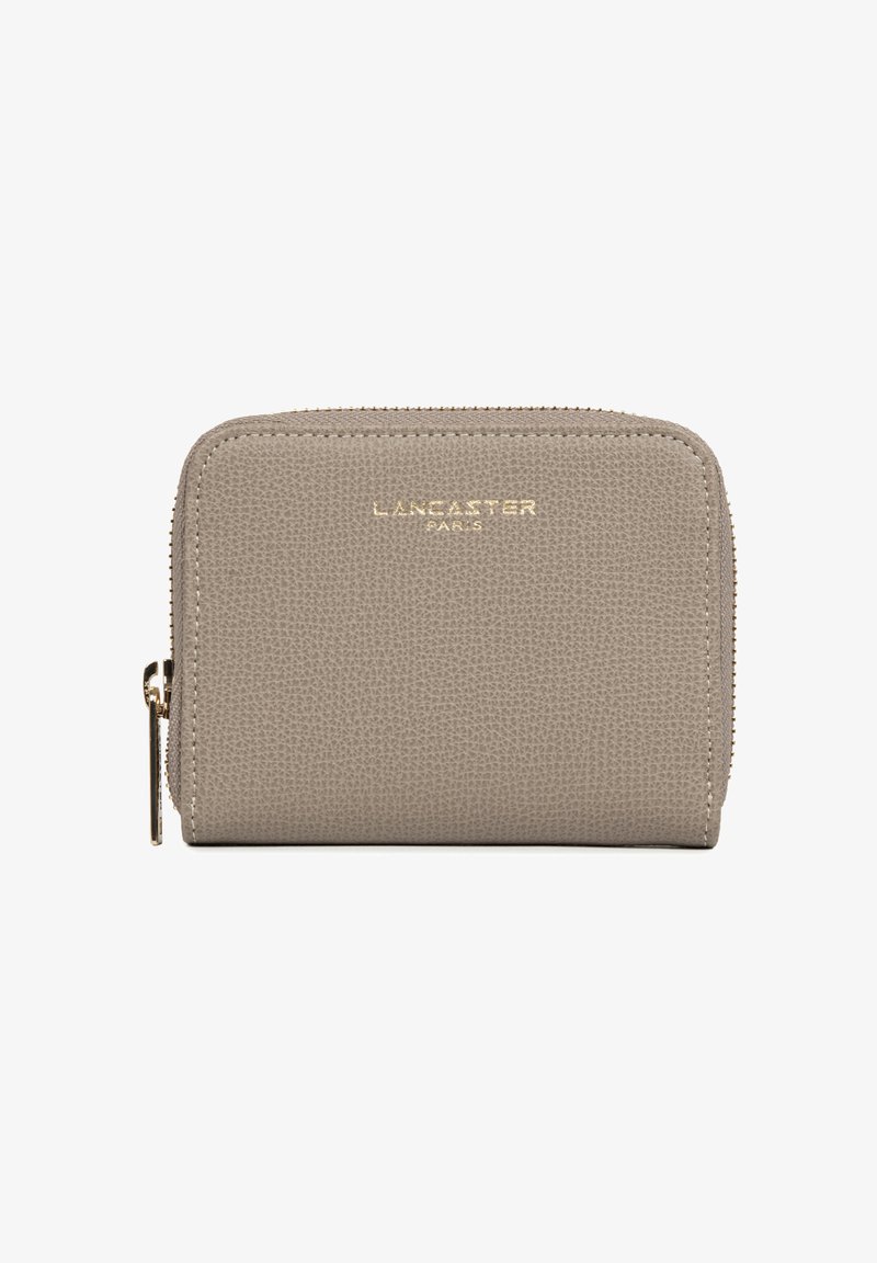 Portefeuille compact texturé taupe avec fermeture éclair dorée et logo "Lancaster Paris" embossé au centre devant.
