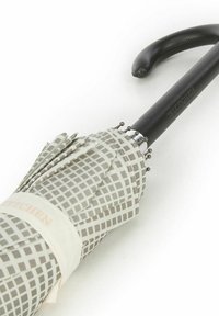 Compact paraplu met een grijs-witte geruite patroon. Voorzien van een zwarte handgreep en metalen accenten bij de sluiting.