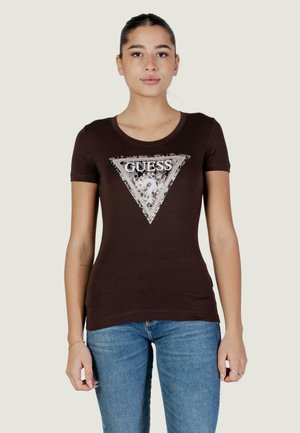 Brązowy dopasowany T-shirt z krótkimi rękawami, z trójkątnym wzorem z cekinów i napisem "GUESS" w pogrubionych literach.