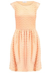 Robe pêche clair avec un décolleté arrondi et des manches courtes. Présente un motif en zigzag, une taille froncée et une jupe évasée. Tissu texturé.