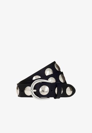 Zwarte leren riem met grote ronde zilveren studs en een zilveren metalen gesp, opgerold tegen een witte achtergrond.