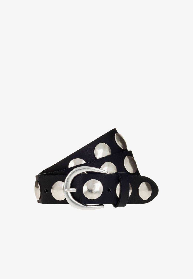 Cinturón de cuero negro con grandes tachuelas redondas de plata y una hebilla metálica plateada, enrollado sobre un fondo blanco.