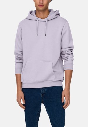 Licht paarse hoodie met een voork pocket, trekkoordkap en ribbelmanchetten. De stof lijkt zacht met een gladde textuur. Casual pasvorm.