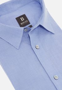 Camicia a righe blu chiaro in cotone con colletto classico, dotata di due bottoni e un'etichetta nera con il marchio "BOGGI".