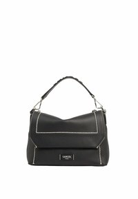 Sac à main en cuir noir avec des coutures blanches, un design à rabat arrondi et une bandoulière amovible avec des accessoires en argent. Logo Lancel visible.