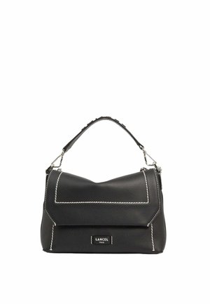 Sac à main en cuir noir avec des coutures blanches, un design à rabat arrondi et une bandoulière amovible avec des accessoires en argent. Logo Lancel visible.