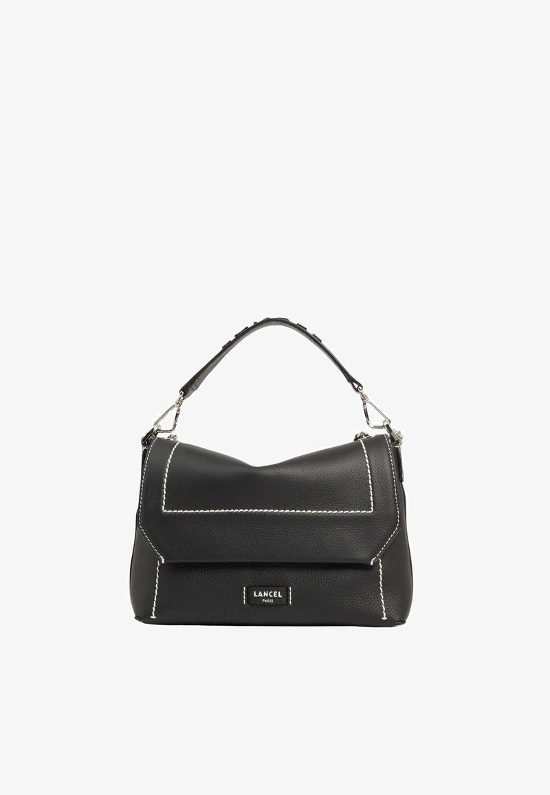 Sac à main en cuir noir avec des coutures blanches, un design à rabat arrondi et une bandoulière amovible avec des accessoires en argent. Logo Lancel visible.