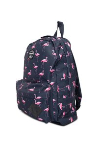 Zaino realizzato in materiale blu scuro con un vivace motivo di fenicotteri rosa. Include una tasca frontale e un accento a forma di diamante nella parte inferiore.