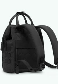 Schwarzer gesteppter Rucksack mit verstellbaren gepolsterten Schulterriemen, Tragegriff, Reißverschlussverschluss und seitlicher Webung für zusätzlichen Stauraum.