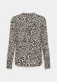 Blusa a maniche lunghe con motivo a leopardo nero e beige, dettaglio plissettato sulla schiena, esposta su uno sfondo bianco.