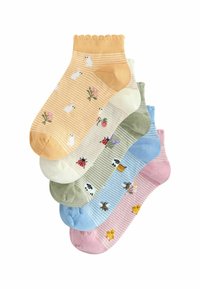 Súbor piatich členkových ponožiek v pastelových farbách: žltá, zelená, modrá, ružová a krémová, s motívmi zvierat a kvetov na pruhovanom dizajne.