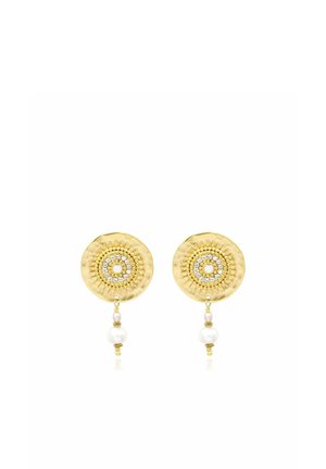 Boucles d'oreilles circulaires en or avec un motif complexe en forme d'éclat de soleil, petits cristaux au centre et une petite perle et perle pendantes.