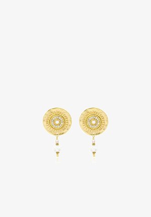 Boucles d'oreilles circulaires en or avec un motif complexe en forme d'éclat de soleil, petits cristaux au centre et une petite perle et perle pendantes.