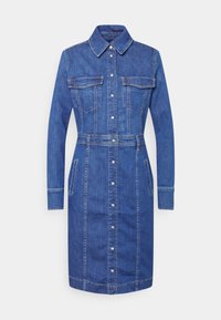 Sukienka koszulowa z dżinsu w średnim niebieskim kolorze, z długimi rękawami, podwójnymi kieszeniami na piersiach, z zapięciem na guziki oraz paskiem w talii. Prosty krój z detalami ściegów.