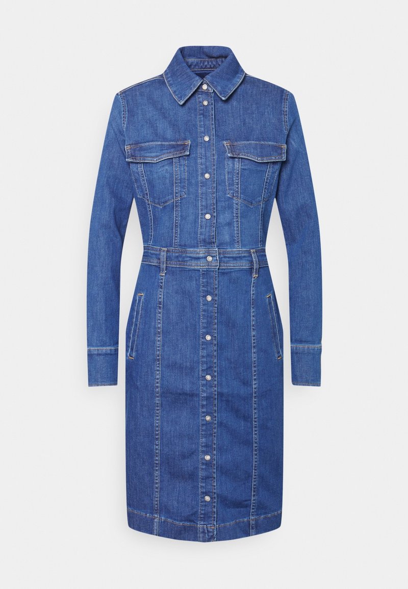 Sukienka koszulowa z dżinsu w średnim niebieskim kolorze, z długimi rękawami, podwójnymi kieszeniami na piersiach, z zapięciem na guziki oraz paskiem w talii. Prosty krój z detalami ściegów.