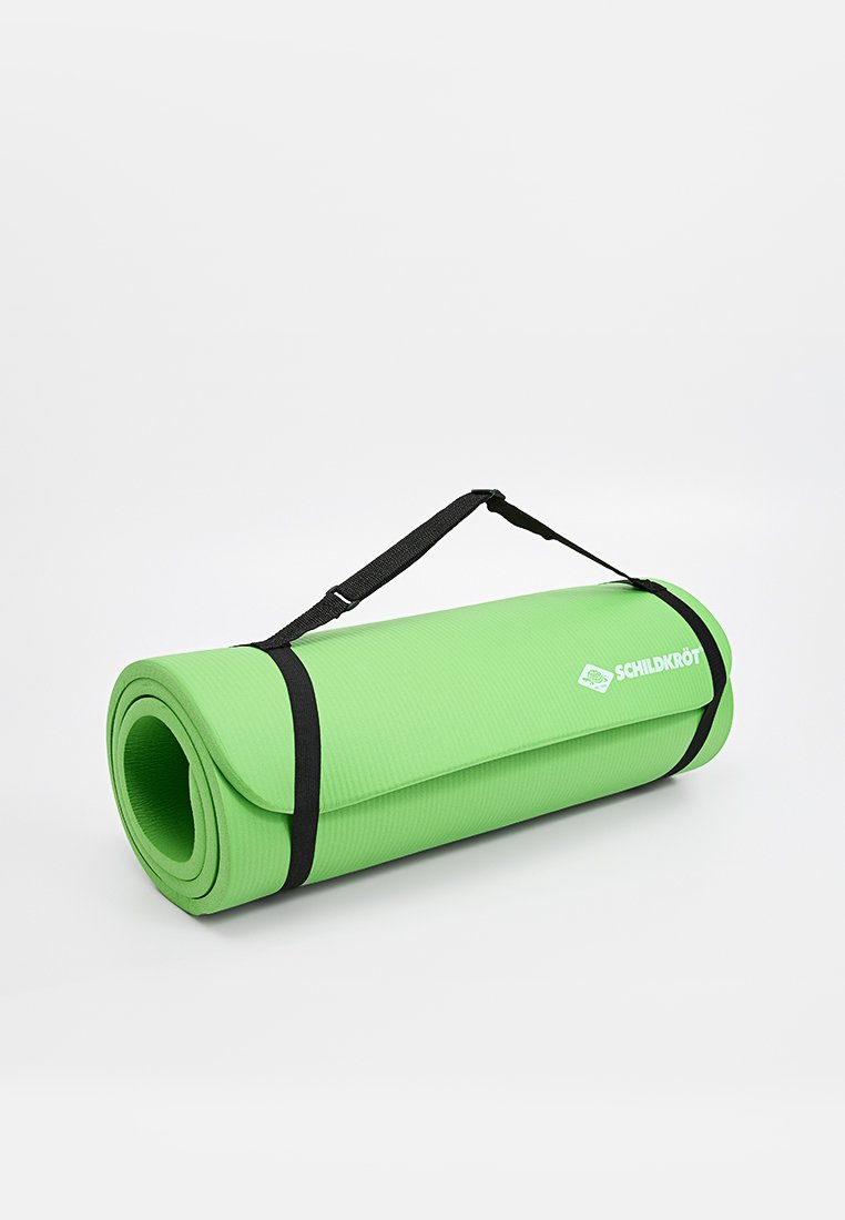 Tapis de yoga vert roulé, surface texturée, avec une sangle de transport noire et un logo blanc. Conception légère et portable.