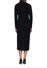 Zwart langemouwen jurk met een slanke, aangesloten silhouet en midi-lengte, met een hoge hals en soepele, rekbare stof.