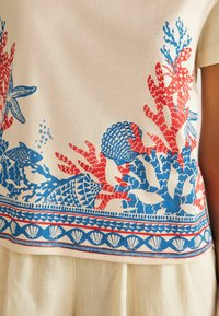Next SHORT SLEEVE CREW NECK   REGULAR FIT - Marškinėliai su spaudiniu - white blue