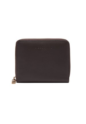 Portafoglio in pelle marrone scuro con chiusura a zip, logo impresso sul davanti, texture liscia e design minimalista.