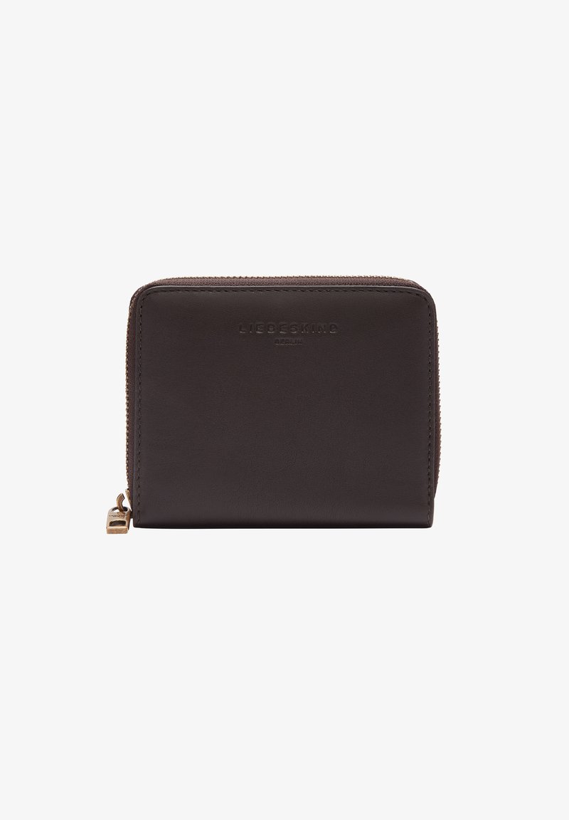 Portefeuille en cuir marron foncé avec fermeture éclaire, logo en relief sur le devant, texture lisse et design minimaliste.