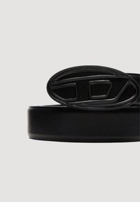 Cintura in pelle nera con finitura liscia, dotata di fibbia nera a forma ovale con design minimalista e dettaglio logo in rilievo.