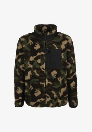 Jachetă din fleece cu model camuflaj în nuanțe de verde închis, maro și bej. Dispune de închidere cu fermoar și un buzunar negru pe partea stângă a pieptului.