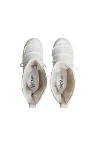 Sneaker alte bianche con un design imbottito, esterno liscio, punta rotonda e rivestimento interno morbido. Presentano lacci e un logo all'interno.