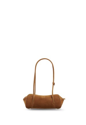 Braune kleine Schultertasche aus Wildleder mit langem verstellbarem Riemen und dezentem goldfarbenem Logo vorne in der Mitte.