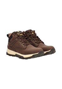 Botas de senderismo marrones con parte superior de cuero texturizado, ojales reforzados y cordones marrones. Cuenta con una suela acolchada con una banda de rodadura resistente.
