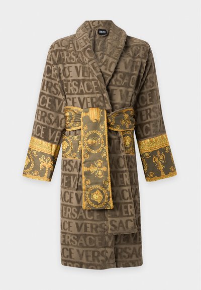Καφέ μπουρνούζι Versace με επαναλαμβανόμενο μοτίβο λογότυπου, μανσέτες και ζώνη με χρυσό και μαύρο μπαρόκ σχέδιο δεμένη στη μέση.