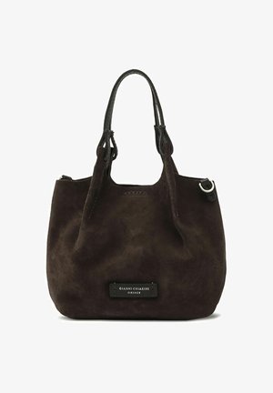 Borsa in suede marrone scuro con due manici in pelle, accessori in metallo argentato e una pacca con logo sul davanti. Texture morbida e forma arrotondata.