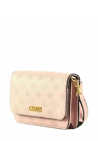 Sac bandoulière en similicuir rose embossé avec des ferrures dorées, doté d'un rabat de fermeture et d'une sangle d'épaule. Nom de la marque affiché de manière visible.