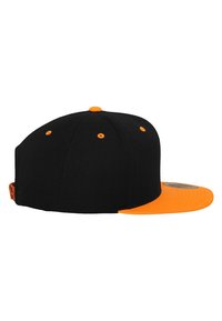 Fekete baseball sapka lapos narancssárga karimával és gombbal, narancssárga szellőzőkkel és hátul állítható pánttal.