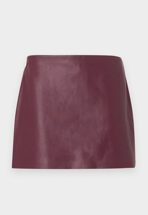 Mini jupe en cuir bordeaux lisse avec une coupe droite et sans embellissements ni fermetures visibles.