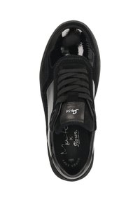 Baskets noires avec une finition en vernis brillant et des accents en daim texturé. Présente un design à lacets et une marque sur la languette et la semelle intérieure.