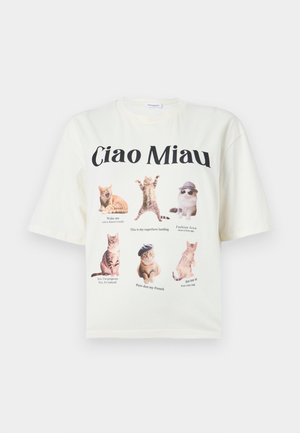 Tricou alb cu șase pisici în diverse poziții și cuvinte-cheie precum „Trezește-mă”, „Icon de modă” și „Aceasta este aterizarea mea de supererou.”