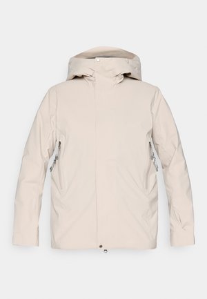 Beige wasserdichte Jacke mit Kapuze, ausgestattet mit Reißverschlusstaschen und glatter Textur. Minimalistisches Design, keine sichtbaren Muster oder Akzente.