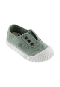 Sneaker slip-on in tela verde con suola e punta in gomma bianca, caratterizzata da tre occhielli metallici sul lato senza lacci.