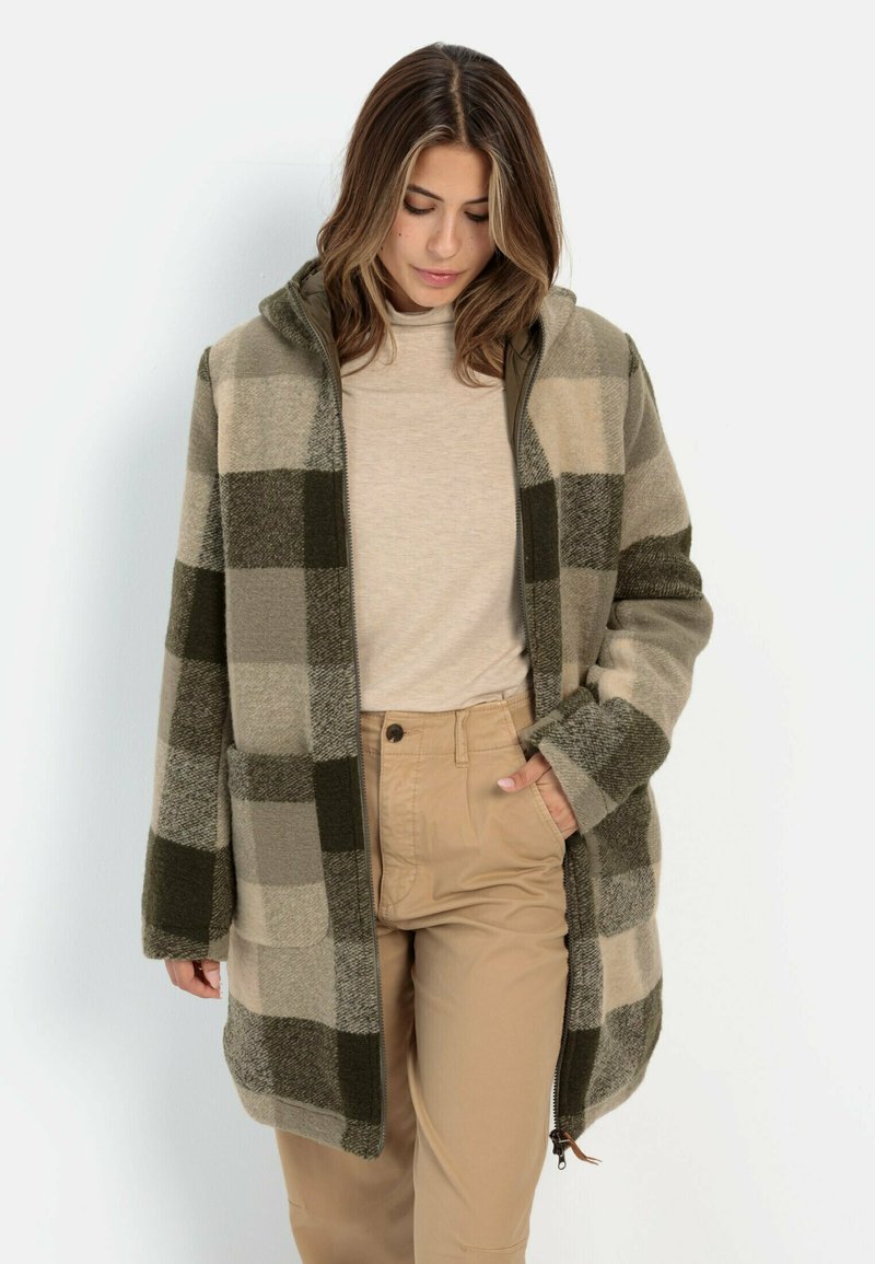 Karo-Wollmantel in Beige- und Oliventönen, mit Reißverschluss, zwei Fronttaschen und Kapuze. Strukturiertes Gewebe mit Karomuster.