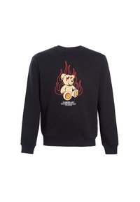 Sudadera negra con cuello redondo. Presenta un gráfico de un osito de dibujos animados rodeado de llamas rojas, con texto de la marca debajo.