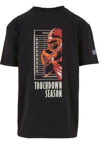Čierne bavlnené tričko s grafickým potlačou futbalistu a textom "TOUCHDOWN SEASON" v bielej farbe, umiestneným na pruhovanom pozadí.
