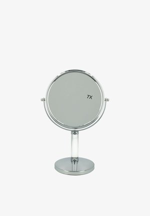 Miroir cosmétique rond avec un grossissement 7x, finition chromée et base transparente. Support robuste, design contemporain, surface réfléchissante lisse.