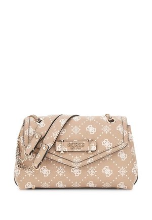 Beige Guess håndtaske med hvidt mønstret logoprint, kæde- og læderrem samt metalplade med teksten "GUESS EST 1981" på frontklappen.
