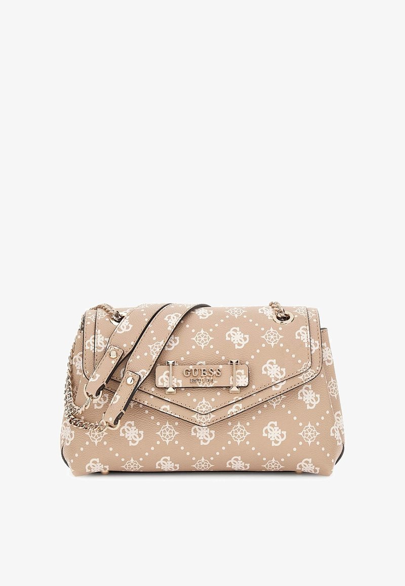 Sac à main beige Guess avec logo blanc à motifs, chaîne et bandoulière en cuir, et plaque métallique indiquant "GUESS EST 1981" sur le rabat avant.